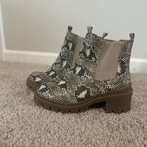 Snake Print Chunky Chelsea Boots | Target | Size 7.5 Wide
